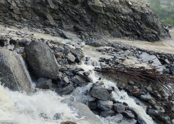 कोशी राजमार्गको भोटखोला खण्ड अवरुद्ध