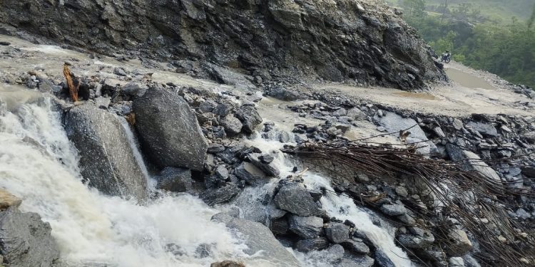 कोशी राजमार्गको भोटखोला खण्ड अवरुद्ध