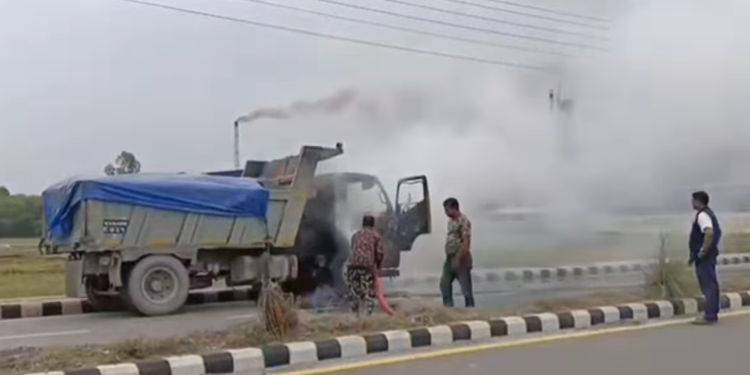 विराटनगरमा गुडिरहेको टिपरमा आगलागी भएपछि…