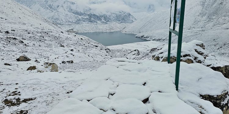 सोलुखुम्बुको खुम्बु क्षेत्रमा परेको हिमपात (तस्बिरहरू)