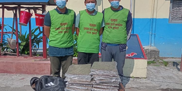 भेडेटारबाट आउँदै गरेको अटोमा गाँजा, धरानमा बाबु-छोरासहित तीन पक्राउ