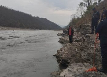 खाँदबारीबाट धनकुटा आउँदै गरेको जिप अरुण नदीमा खस्यो