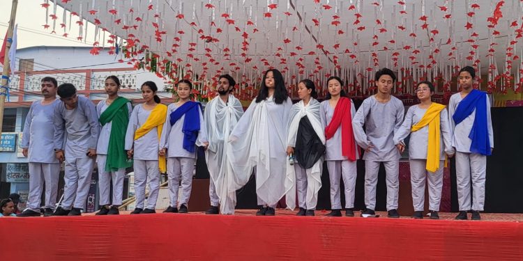 कोशीको चुरे फेदीमा नाच्दै–गाउँदै माओवादी
