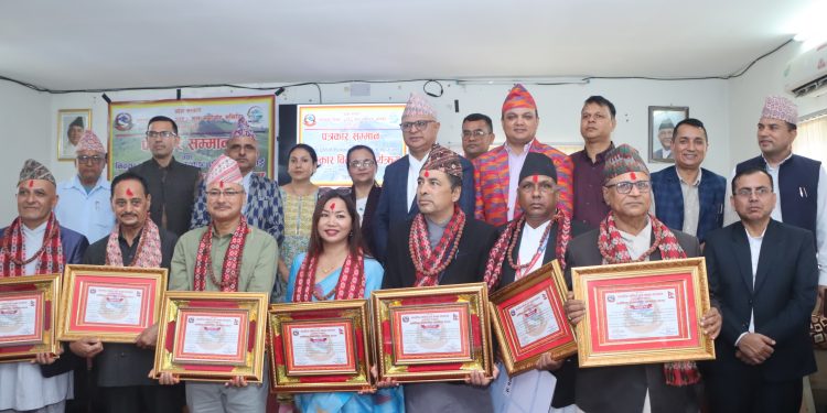 कोशी प्रदेश सरकारद्वारा सात जना पत्रकारलाई एक लाखसहित सम्मान
