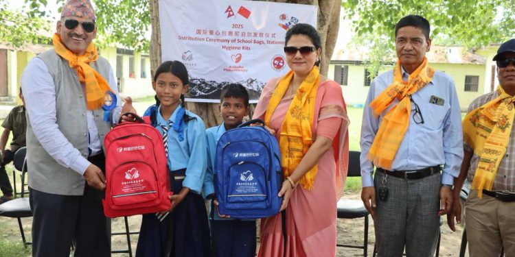 मोरङको बेलबारीका विद्यार्थीलाई शैक्षिक सामाग्री वितरण