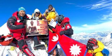 एकै परिवारका ६ जनाले गरे मकालु हिमाल आरोहण
