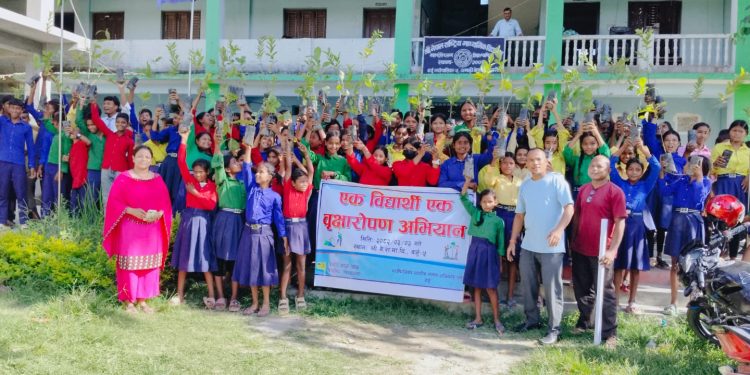 सुनसरीकाे बर्जुमा ‘एक विद्यार्थी, एक वृक्ष’ अभियान