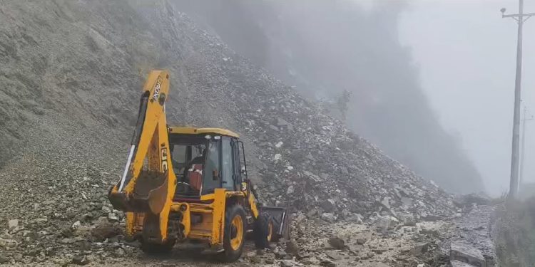भेडेटार–रवि–राँके सडक बारम्बार पहिरोमा, निर्माणको गुणस्तरमाथि प्रश्न