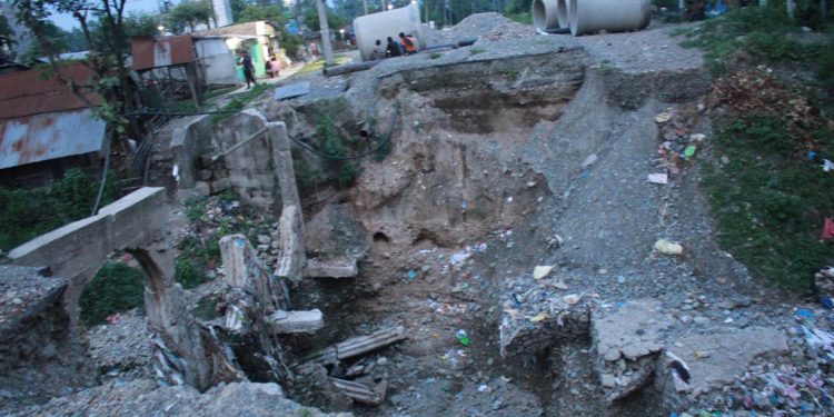 धरानकाे हरियालीवासी जोखिमयुक्त यात्रा गर्न बाध्य