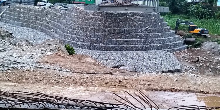 पाँचथरको हेवा खोलामा निर्माणाधीन बेलिब्रिज भाचिँदा एकको मृत्यु, चार गम्भीर घाइते