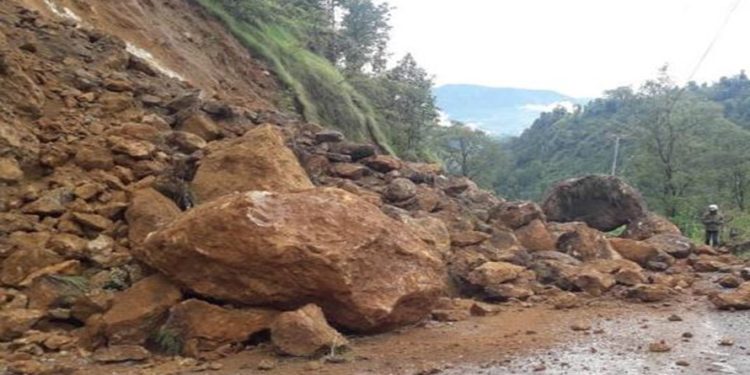 पहिरोले उदयपुरका ग्रामीण सडक अवरुद्ध