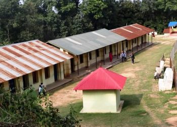 भोजपुर : कक्षाकोठालाई वस्तुभाउबाट जोगाउन विद्यालयमा घेराबारा