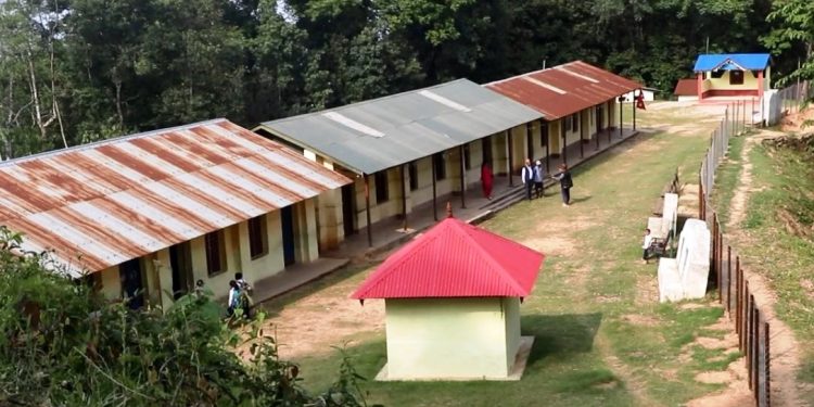 भोजपुर : कक्षाकोठालाई वस्तुभाउबाट जोगाउन विद्यालयमा घेराबारा