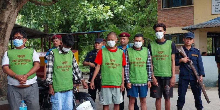 धरानमा श्रमदानमै यौन दुर्व्यवहार, चोरी र हतियारसहित आक्रमणको घटनामा पाँच जना पक्राउ (भिडिओसहित)