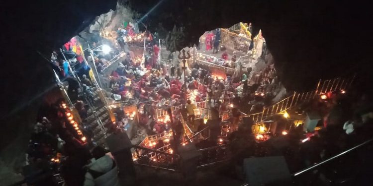 त्रिधार्मिकस्थल हलेसीमा बोलबमको रौनक, भारतीय दर्शनार्थीको भीड