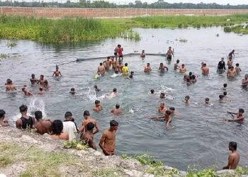 गर्मी छल्नका लागि कोशी कटान क्षेत्रमा नुहाउनेको भीड