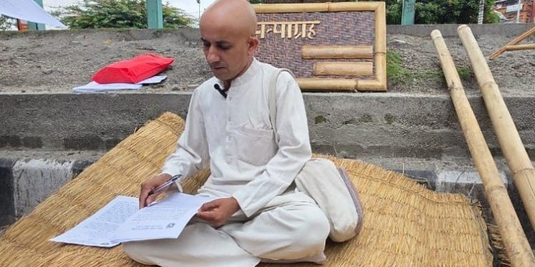बाँस प्रवर्द्धनमा जुटेका खोटाङका मेयरले सुरू गरे सत्याग्रह