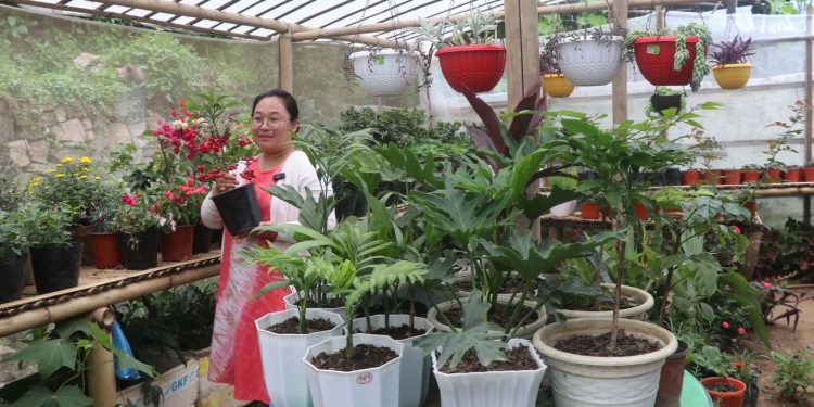 जब सविनालाई फूलसँग खेल्न रमाइलो लाग्यो…