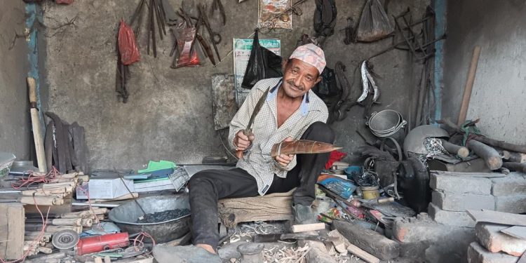 परम्परागत आरन पेसासँगै बाँचेका ७० वर्षीय रामकुमार