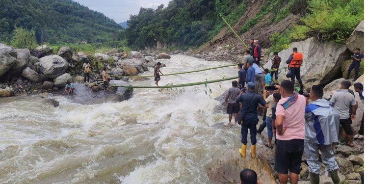 बाढीका कारण खोलामा फसेका चार जनाको सकुशल उद्धार