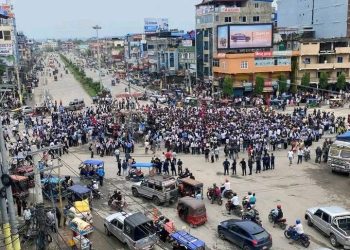 इटहरीमा प्रहरी र जेन–जी पुस्ताबीच झडप, आन्दोलन नियन्त्रणमा लिन अश्रुग्यास प्रहार