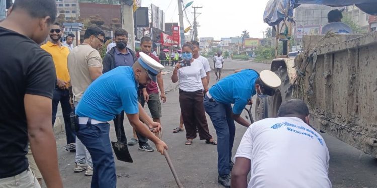 आन्दोलनपछि अवरुद्ध सडक खुलाउन सुरु, सर्वसाधारणको कठिनाइ समाधान गर्न ट्राफिकको पहल