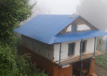 भोजपुरको हतुवागढीका विपन्न परिवारलाई जस्तापाताको छानो