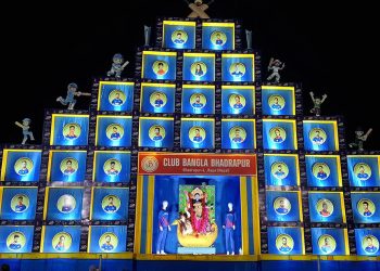 झापामा क्रिकेट खेलाडीको तस्बिर राखेर कालीपूजा पण्डाल निर्माण