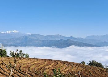 कुहिरोले ढाकेको अरुण उपत्यका, पृष्ठभूमिमा मकालु हिमाल