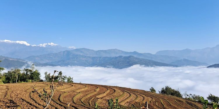 कुहिरोले ढाकेको अरुण उपत्यका, पृष्ठभूमिमा मकालु हिमाल