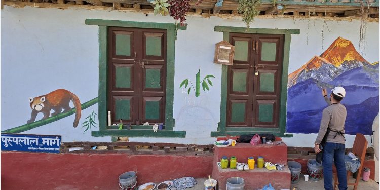 खोटाङमा चित्र बनाउँदै ललितकला क्याम्पसका विद्यार्थी