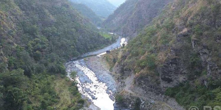 दिक्तेल–रेग्मीटार सडकखण्ड : बाधक बनेको घर्तीभिरको चट्टान फुटाउन सुरु