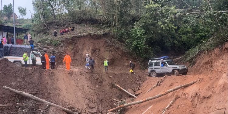 भोजपुर–चखेवा सडक : २४ घण्टापछि आंशिक रूपमा सञ्चालन