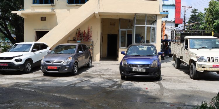 नक्कली नम्बर प्लेट लगाएर गुडिरहेका चार वटा सवारी प्रहरी फन्दामा