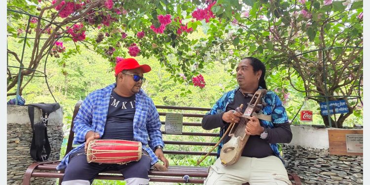 सारङ्गी र मादलको धुनमा जीवन धान्दै दुई गन्धर्व