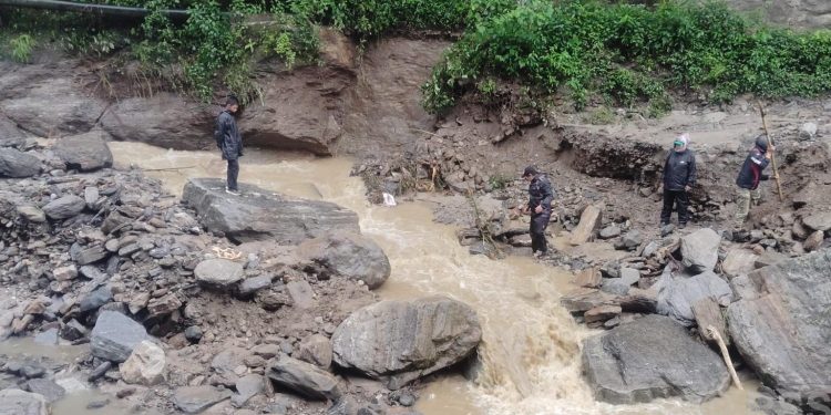 मध्यपहाडी लोकमार्गमा बाढीको क्षति, आवागमन प्रभावित