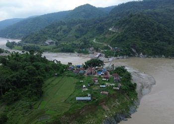 बाढीको त्रासमा धाप्लाङघाट, नदी किनारको बस्ती असुरक्षित