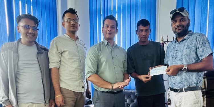 दुर्घटना बीमाबाट पत्रकारलाई राहत, नयन मिडिया फाउन्डेसनले हस्तान्तरण गर्‍यो दाबीबापतको रकम
