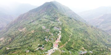 ओखलढुङ्गाको पलापु गाउँमा माकुराको जालोजस्तै जेलिएका सडक