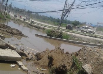 ६ लेन सडक : ठूला खाल्डाको कारण दुर्घटनाको जोखीम