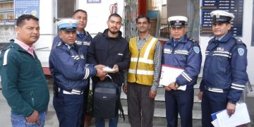 ट्याक्सीमा छुटेको नगद ५० हजारसहित झोला हस्तान्तरण
