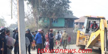 सडक अतिक्रमण गरी बनाएका घर इटहरीका मेयरले भत्काए