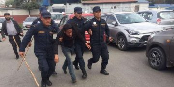 युद्धमा बुबा गुमाएका युवाले हाने प्रचण्डलाई जुत्ता