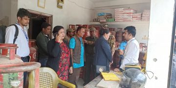 इटहरीमा ग्याँस सिलिन्डर र मास्कको अभाव, उपमेयरको टोलीले गर्यो बजार अनुगमन