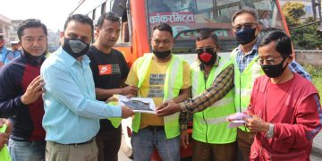 कोरोना कहर : इटहरीमा सवारी चालकलाई फेस मास्क वितरण