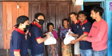 सिजन गुरुङले दिए ५० घर परिवारलाई खाद्यान्न