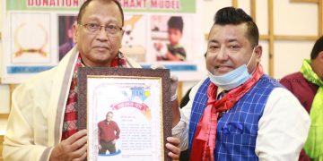 बरिष्ठ गायक दीप श्रेष्ठ धरानमा सम्मानित