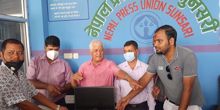 जन्मदिनमा प्रेस युनियनलाई कम्प्युटर हस्तान्तरण