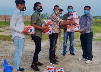 इटहरी आइसोलेसनमा रहेका संक्रमितलाई राम निरौला सहितको टिमले दियो बाफ लिने मेसिन