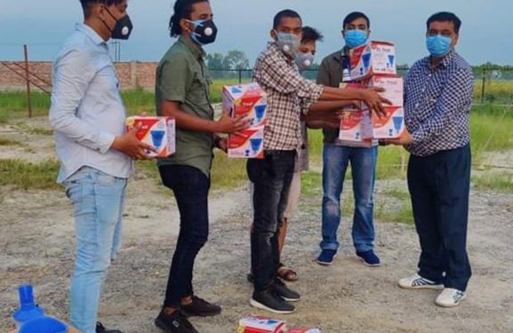 इटहरी आइसोलेसनमा रहेका संक्रमितलाई राम निरौला सहितको टिमले दियो बाफ लिने मेसिन